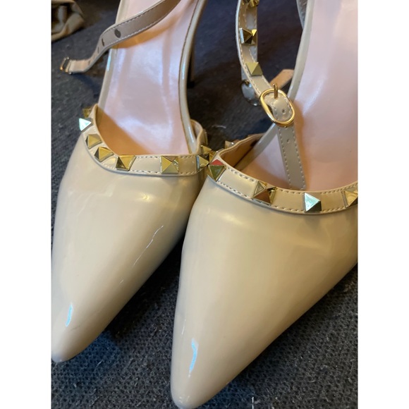 Nude stud detailed pumps in size 9 - Picture 2 of 3